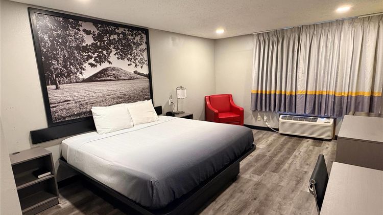 Super 8 Macomb Room