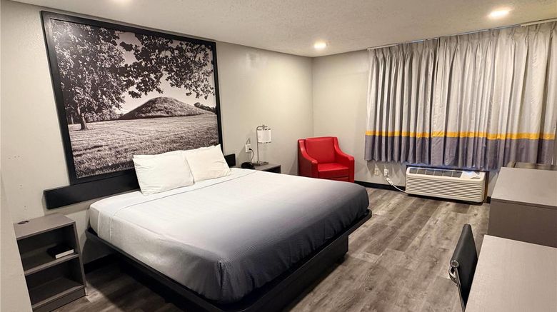 <b>Super 8 Macomb Room</b>. Images powered by <a href="https://iceportal.shijigroup.com/" title="IcePortal" target="_blank">IcePortal</a>.