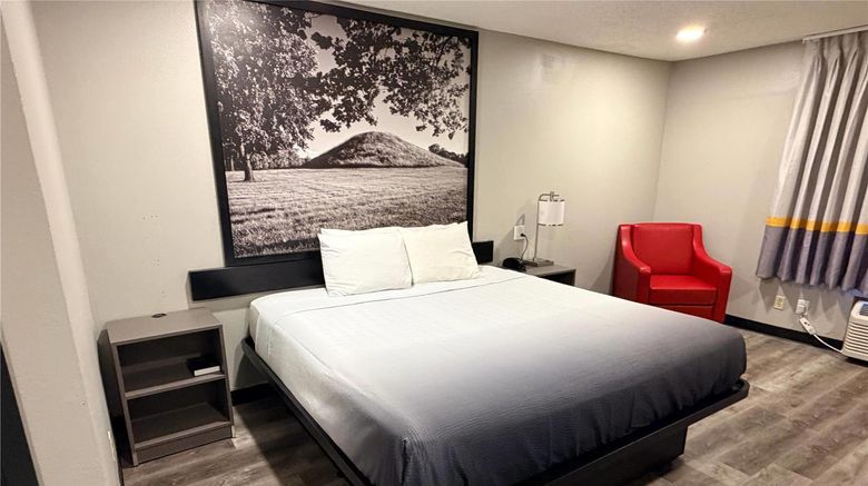 <b>Super 8 Macomb Room</b>. Images powered by <a href="https://iceportal.shijigroup.com/" title="IcePortal" target="_blank">IcePortal</a>.