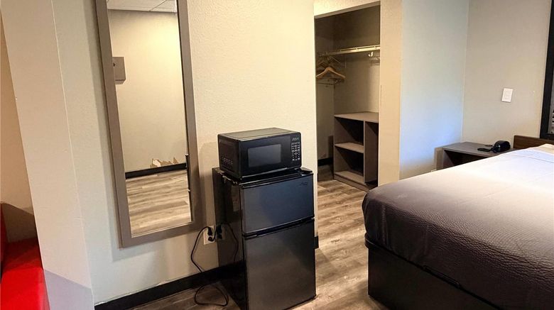 <b>Super 8 Macomb Suite</b>. Images powered by <a href="https://iceportal.shijigroup.com/" title="IcePortal" target="_blank">IcePortal</a>.