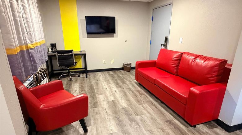 <b>Super 8 Macomb Suite</b>. Images powered by <a href="https://iceportal.shijigroup.com/" title="IcePortal" target="_blank">IcePortal</a>.