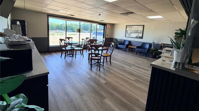 <b>Super 8 Macomb Restaurant</b>. Images powered by <a href="https://iceportal.shijigroup.com/" title="IcePortal" target="_blank">IcePortal</a>.
