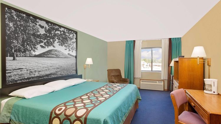 Super 8 Macomb Room