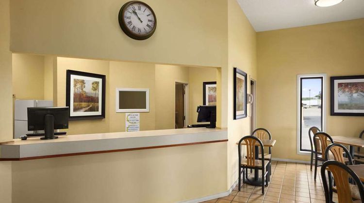 Super 8 Marion Lobby