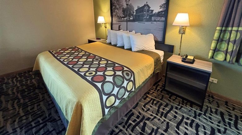 <b>Super 8 McLean/Bloomington SW Room</b>. Images powered by <a href="https://iceportal.shijigroup.com/" title="IcePortal" target="_blank">IcePortal</a>.