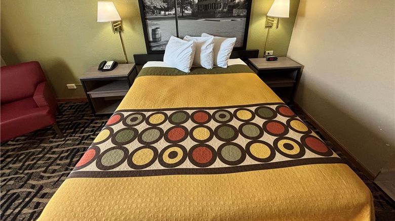 <b>Super 8 McLean/Bloomington SW Room</b>. Images powered by <a href="https://iceportal.shijigroup.com/" title="IcePortal" target="_blank">IcePortal</a>.