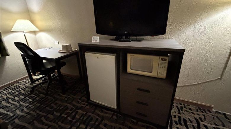 <b>Super 8 McLean/Bloomington SW Room</b>. Images powered by <a href="https://iceportal.shijigroup.com/" title="IcePortal" target="_blank">IcePortal</a>.