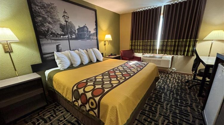 Super 8 McLean/Bloomington SW Room
