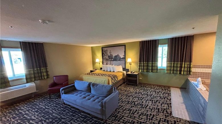 <b>Super 8 McLean/Bloomington SW Room</b>. Images powered by <a href="https://iceportal.shijigroup.com/" title="IcePortal" target="_blank">IcePortal</a>.