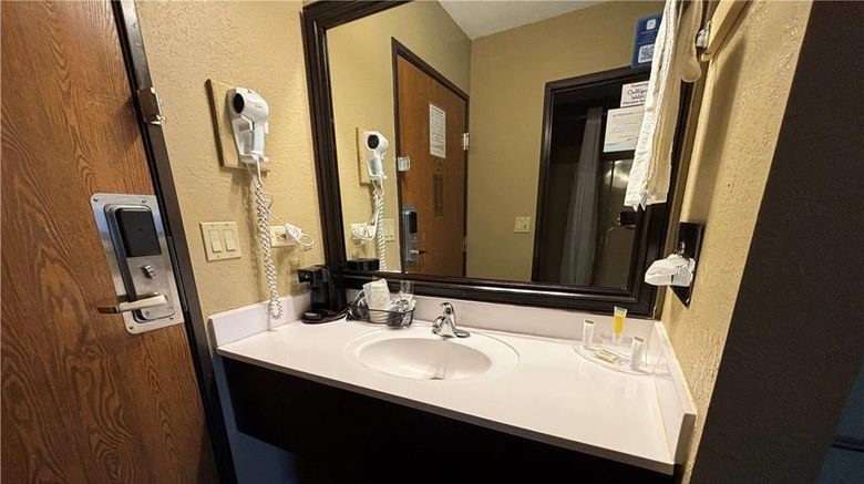 <b>Super 8 McLean/Bloomington SW Room</b>. Images powered by <a href="https://iceportal.shijigroup.com/" title="IcePortal" target="_blank">IcePortal</a>.
