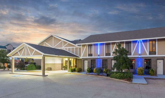 Super 8 Bentonville Exterior