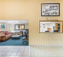 Super 8 Bentonville Lobby