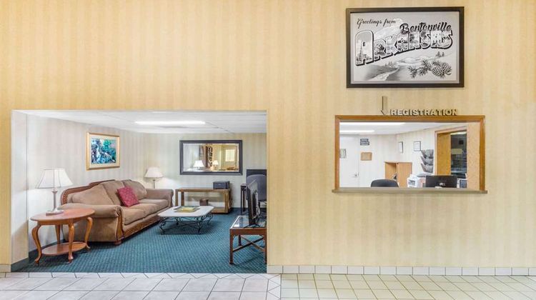 Super 8 Bentonville Lobby