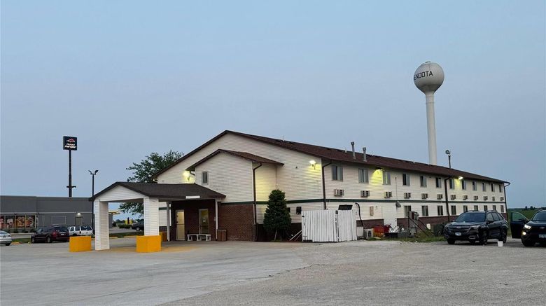 <b>Super 8 Mendota Exterior</b>. Images powered by <a href="https://iceportal.shijigroup.com/" title="IcePortal" target="_blank">IcePortal</a>.