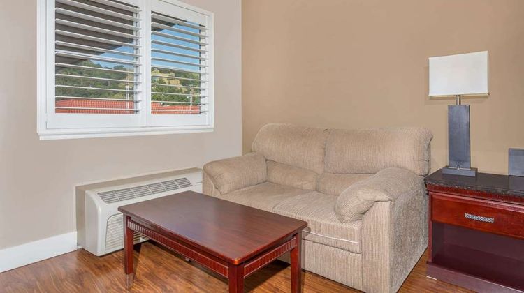 Super 8 Martinez Room