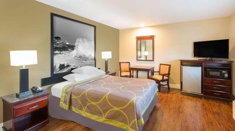 Super 8 Martinez Room