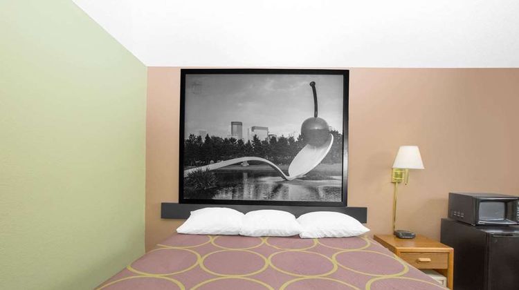 Super 8 Worthington Room