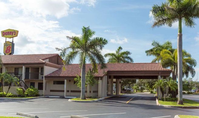Super 8 Riviera Beach West Palm Beach Exterior