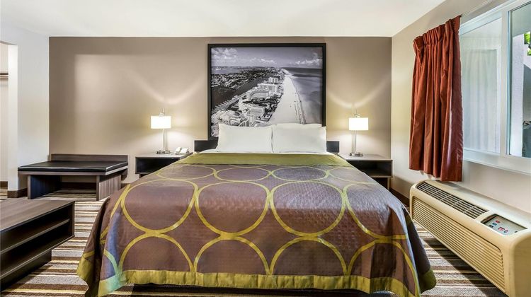 Super 8 Riviera Beach West Palm Beach Suite