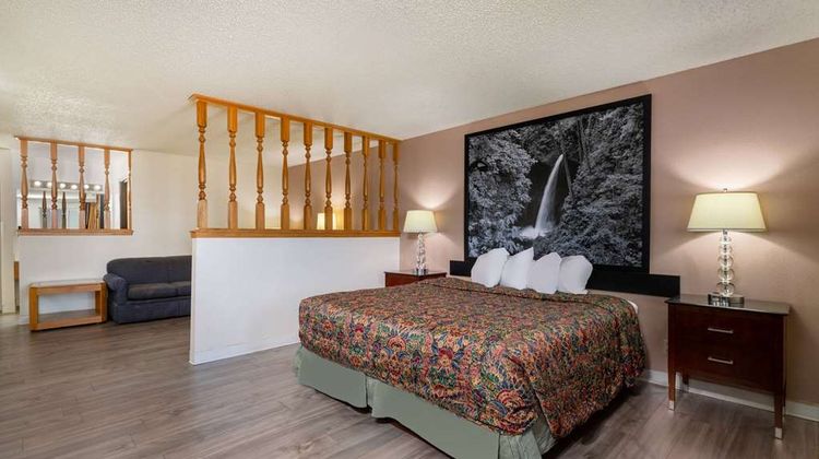 Super 8 Pendleton Room