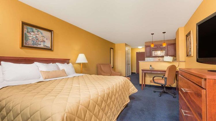 Ramada by Wyndham Catlettsburg/Ashland Suite