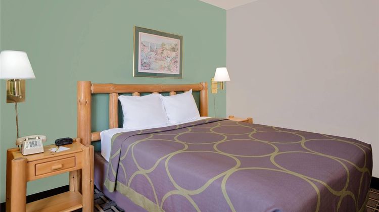 Super 8 Cloquet Room