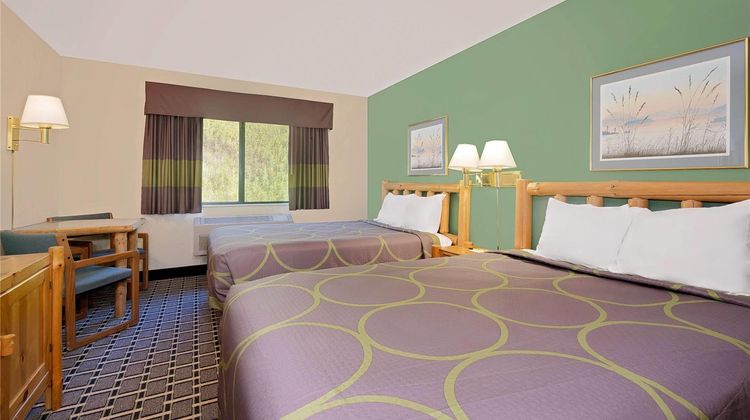 Super 8 Cloquet Room