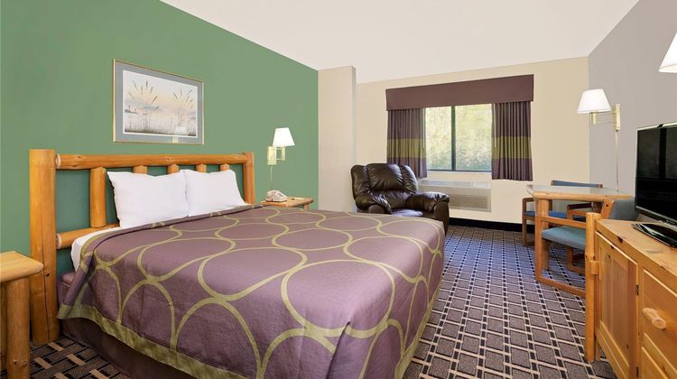 Super 8 Cloquet Room