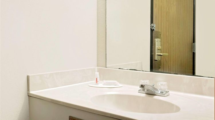 Super 8 Cloquet Room