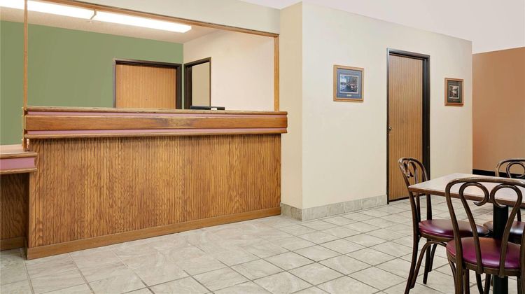 Super 8 Cloquet Lobby