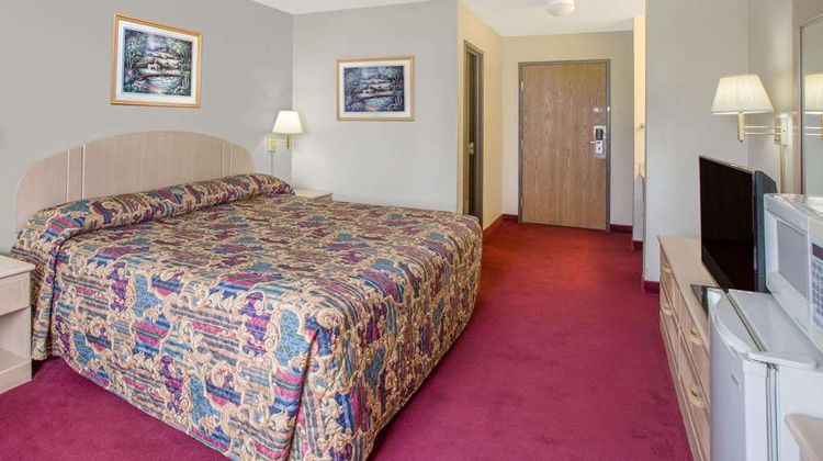 Super 8 Bethany Room