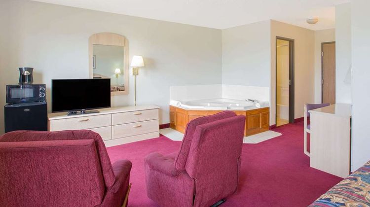 Super 8 Bethany Suite