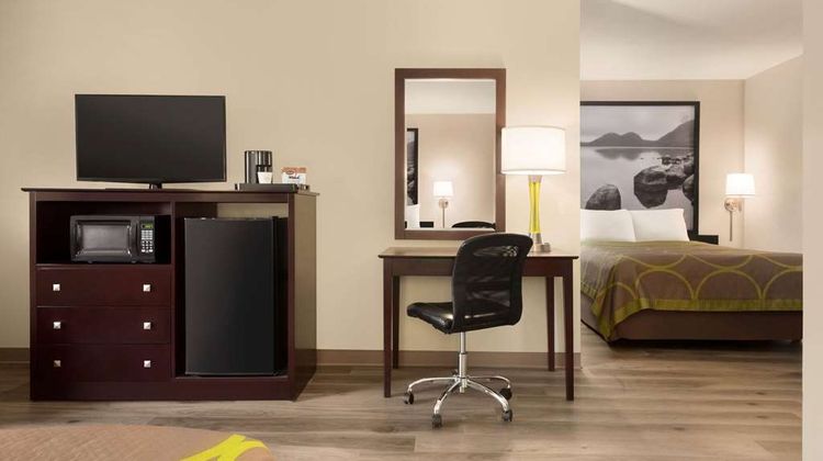 Super 8 Bethany Suite