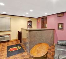 Super 8 Shawnee Lobby