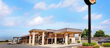Super 8 Shawnee Exterior