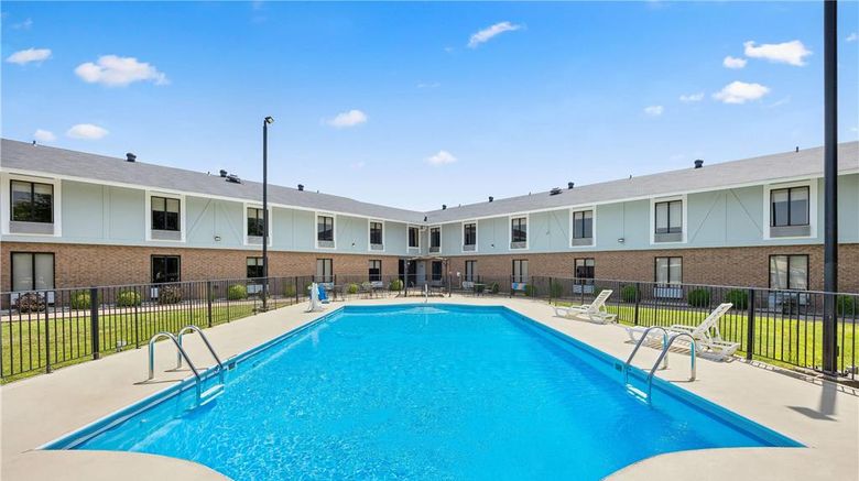 <b>Super 8 Harrison Pool</b>. Images powered by <a href="https://iceportal.shijigroup.com/" title="IcePortal" target="_blank">IcePortal</a>.