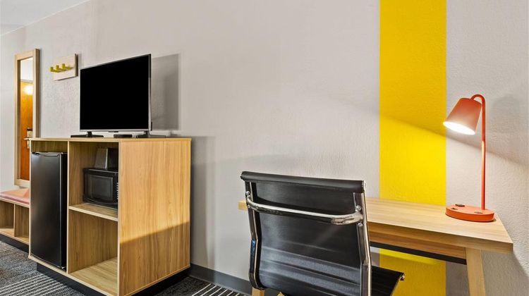 Super 8 Harrison Room