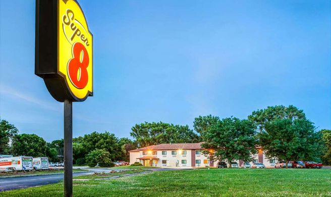 Super 8 Blair Exterior