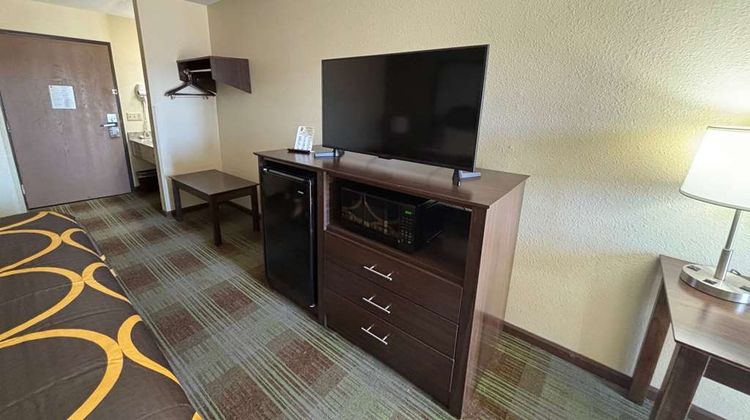 Super 8 Lincoln Room