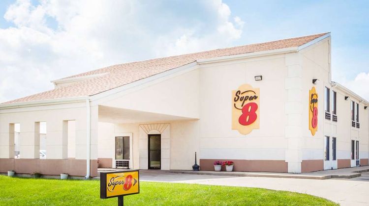 Super 8 Lincoln Exterior