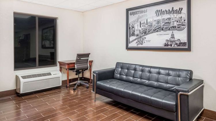 Super 8 Marshall Lobby
