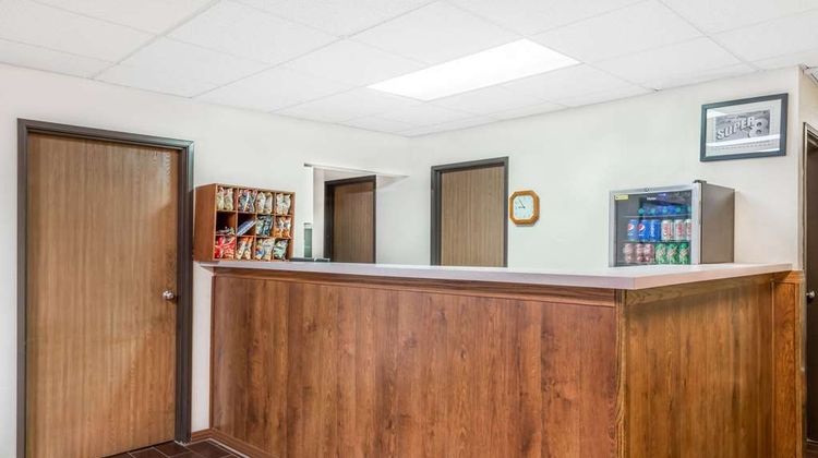 Super 8 Marshall Lobby