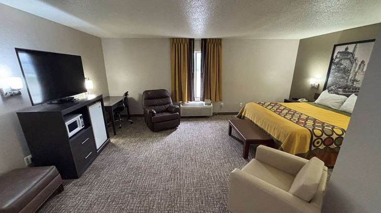 Super 8 Marshall Room