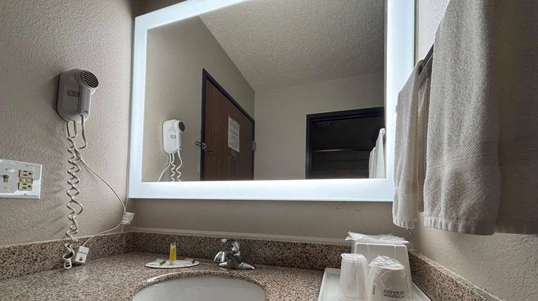 <b>Super 8 Marshall Room</b>. Images powered by <a href="https://iceportal.shijigroup.com/" title="IcePortal" target="_blank">IcePortal</a>.