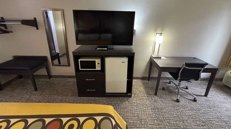 Super 8 Marshall Room