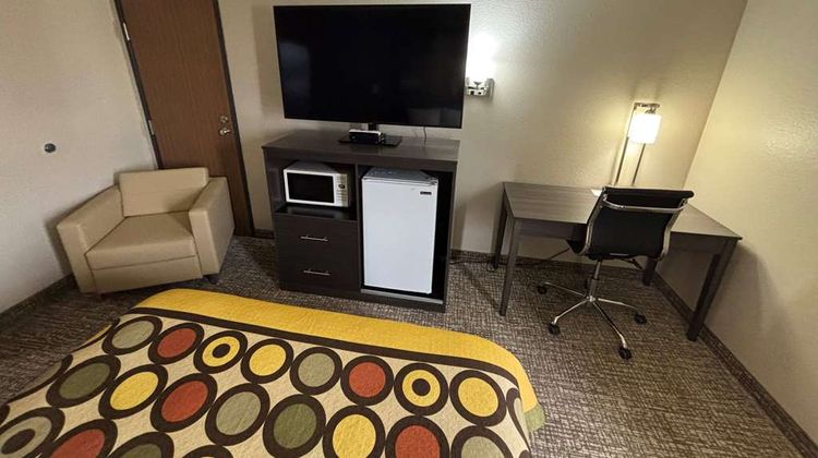 Super 8 Marshall Room