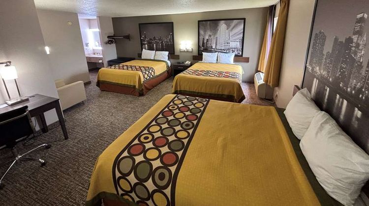 Super 8 Marshall Room