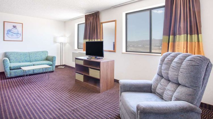 Super 8 Kingman Suite