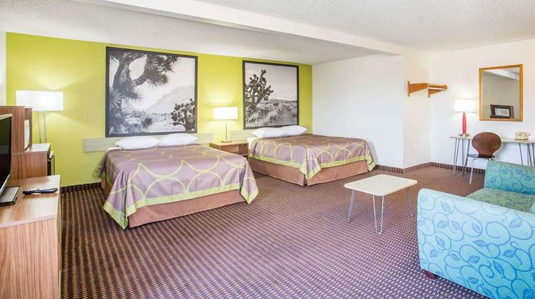 Super 8 Kingman Suite