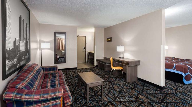 Super 8 MT. Vernon Suite